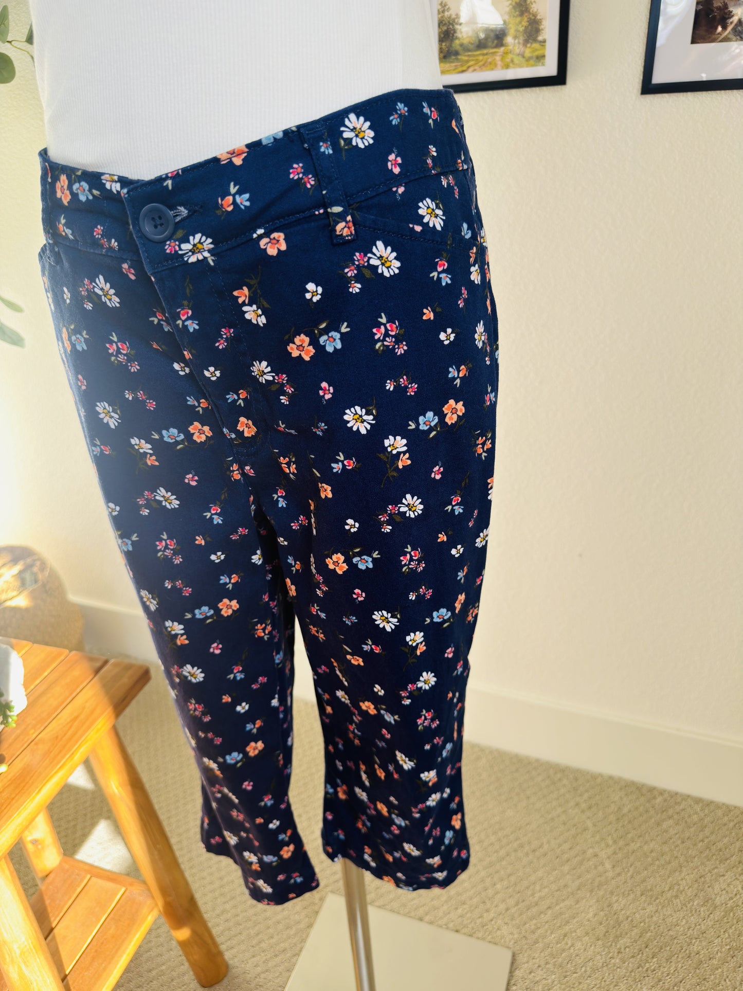 St. John's Bay Navy Floral Capri Pants - Size 8