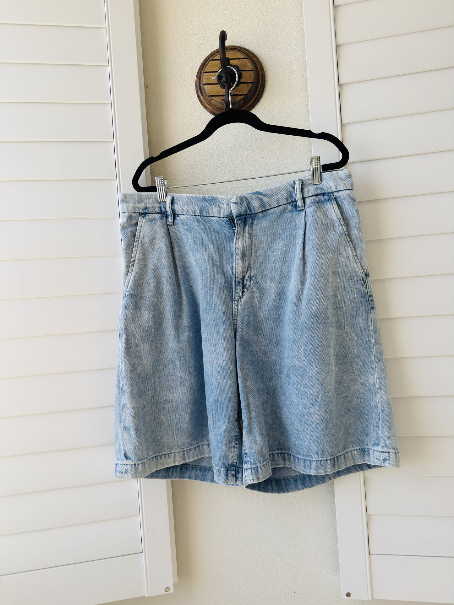 GAP Light Wash Pleated Denim Bermuda Shorts - Size L