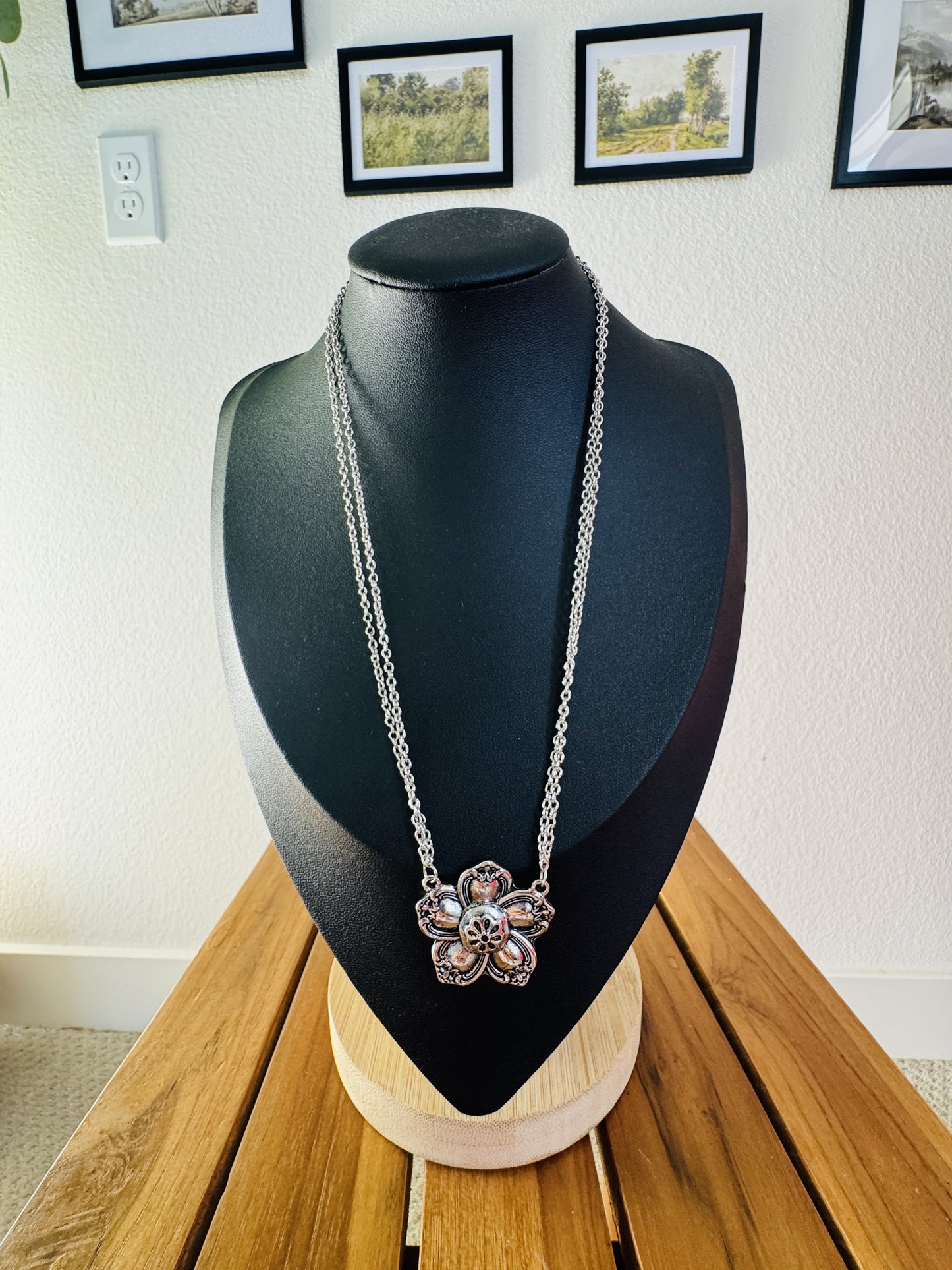 Vintage Style Silver-Toned Floral Statement Necklace