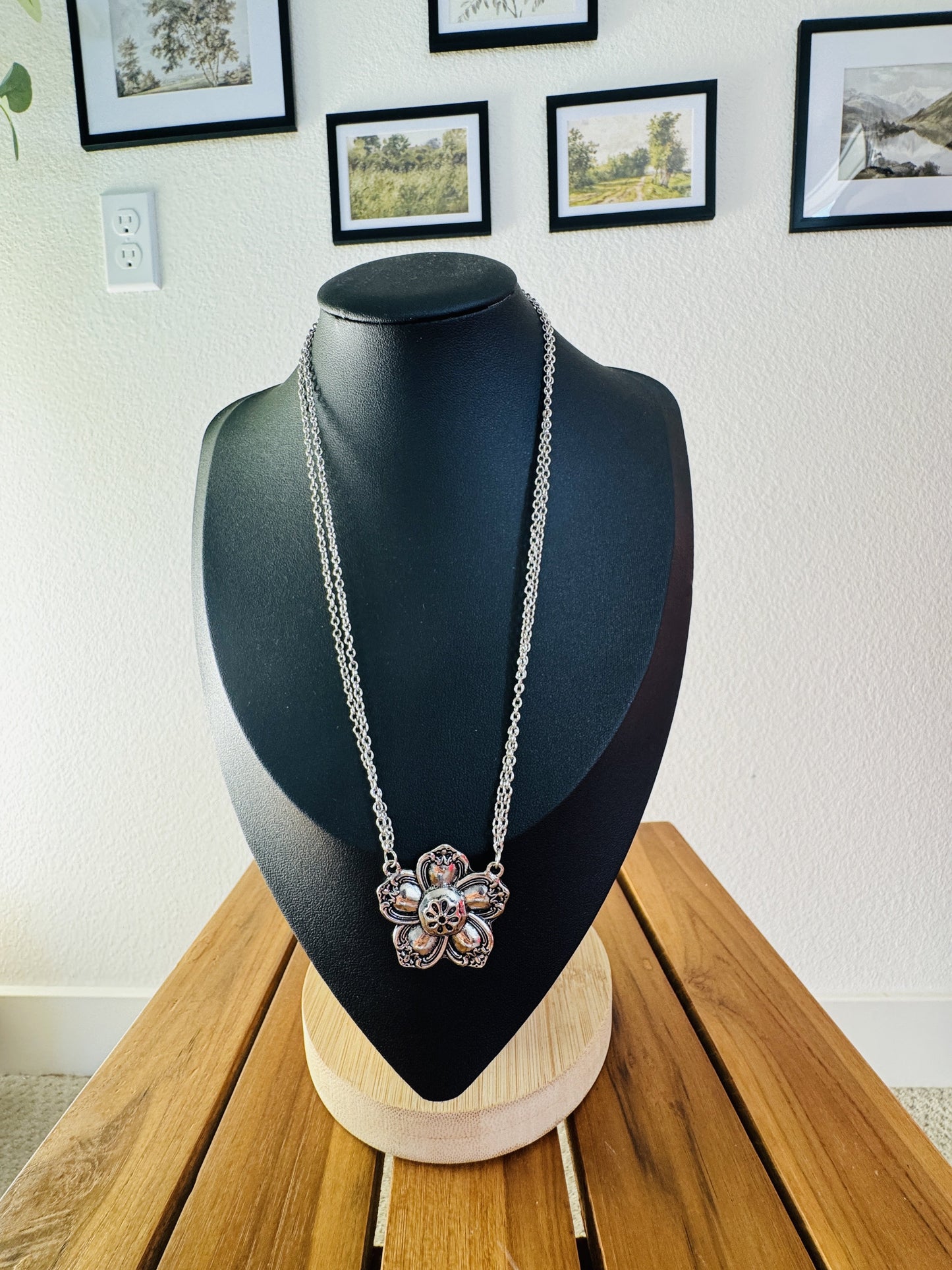 Vintage Style Silver-Toned Floral Statement Necklace