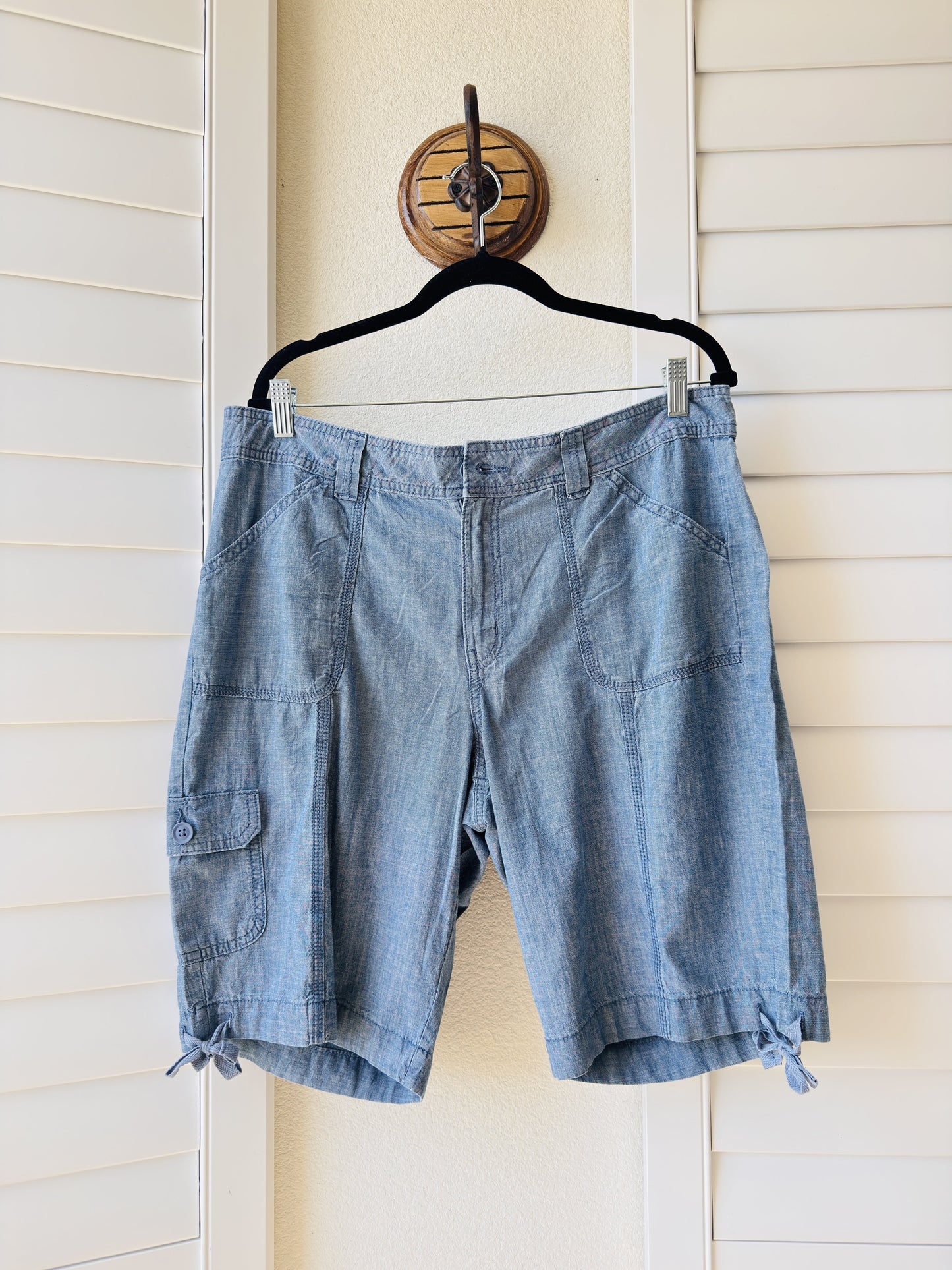 St. John's Bay Blue Chambray Cargo Shorts - Size 16