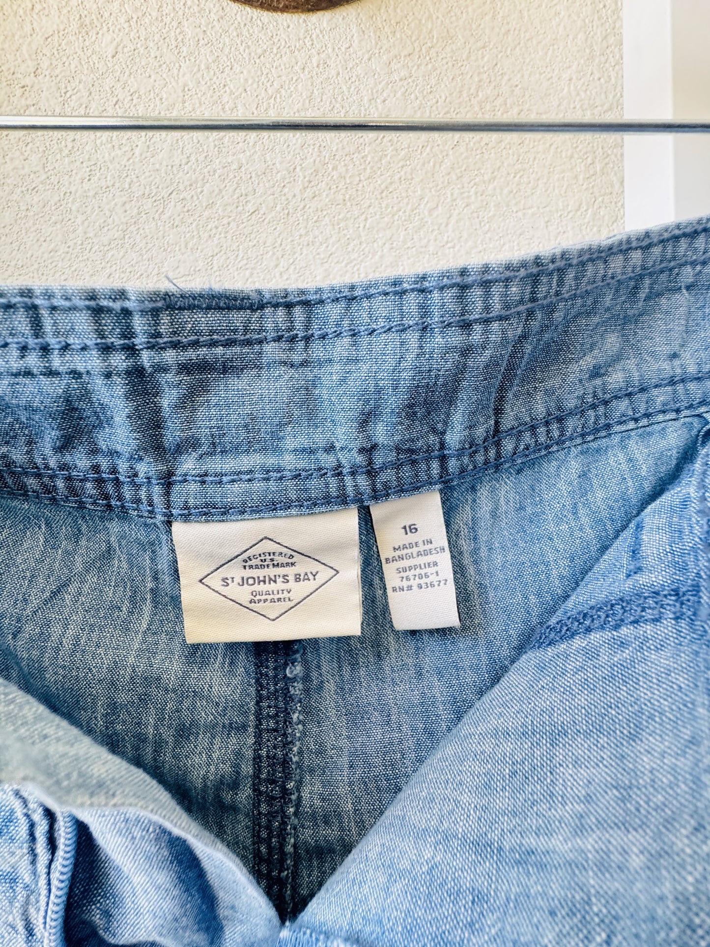 St. John's Bay Blue Chambray Cargo Shorts - Size 16