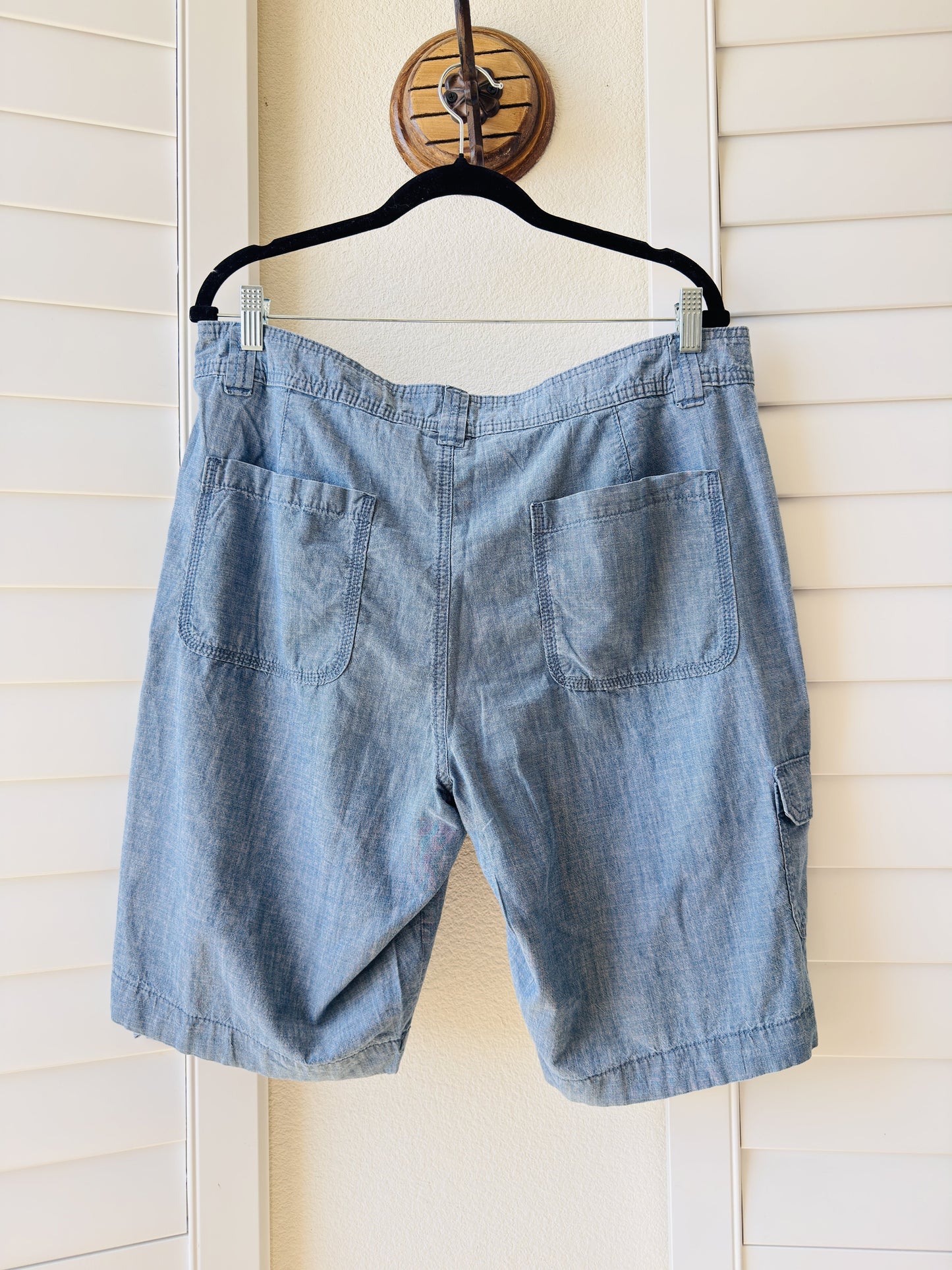 St. John's Bay Blue Chambray Cargo Shorts - Size 16