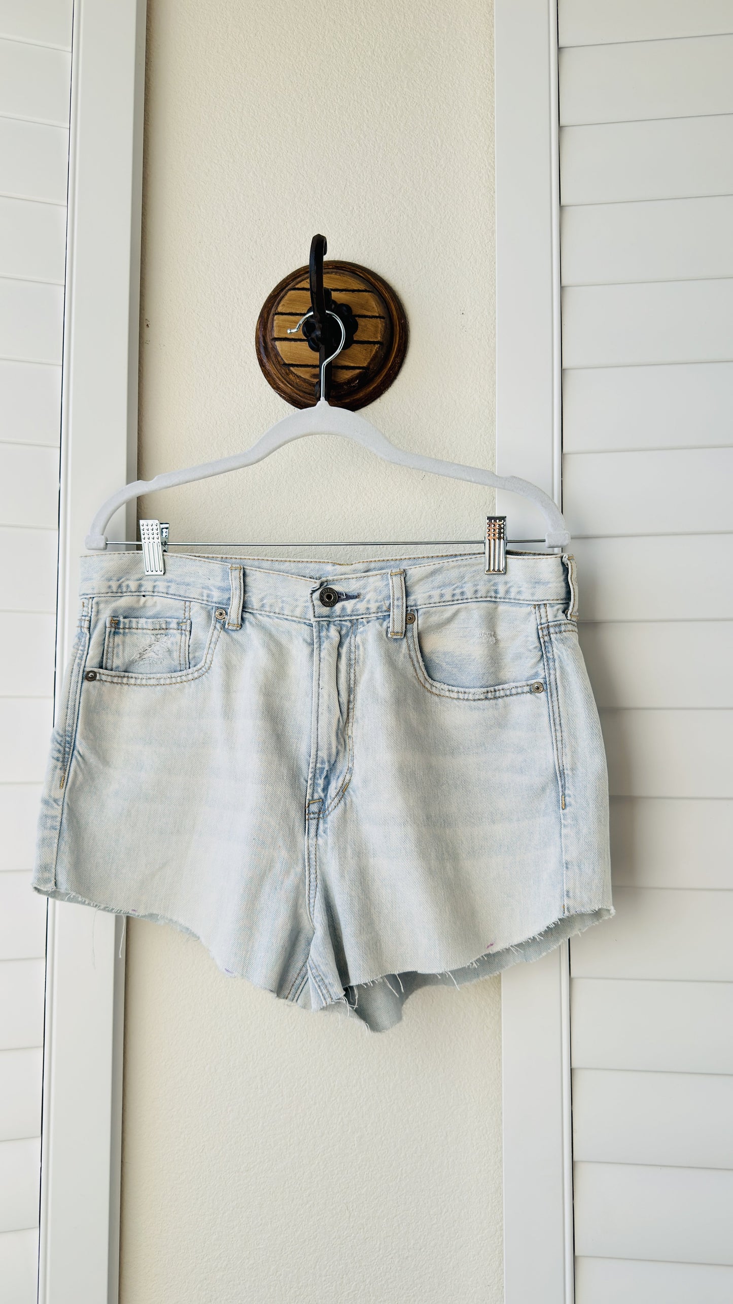 American Eagle Light Wash Distressed Mom Jean Shorts Size 12