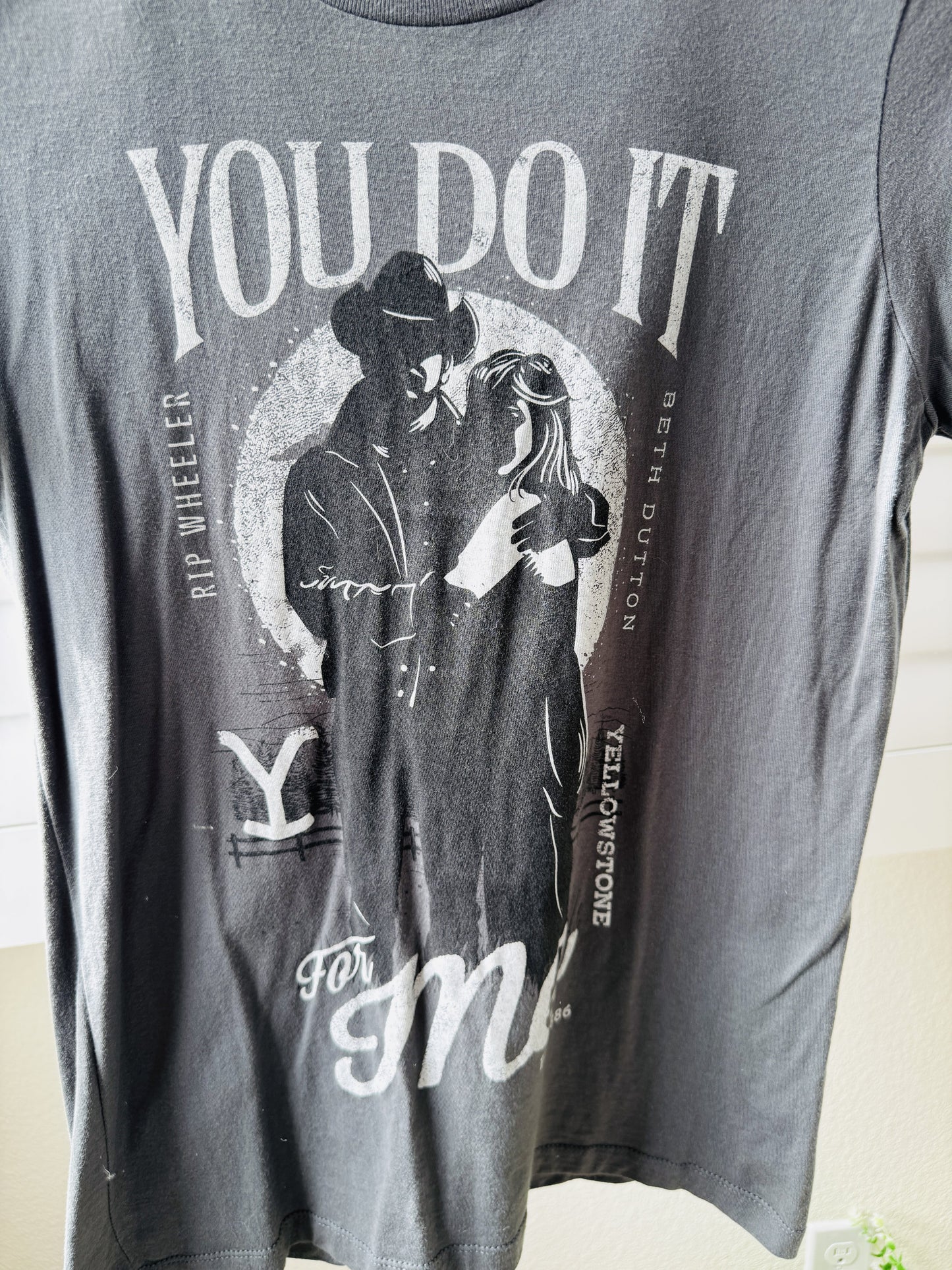 Yellowstone Rip & Beth Graphic Tee - Size M