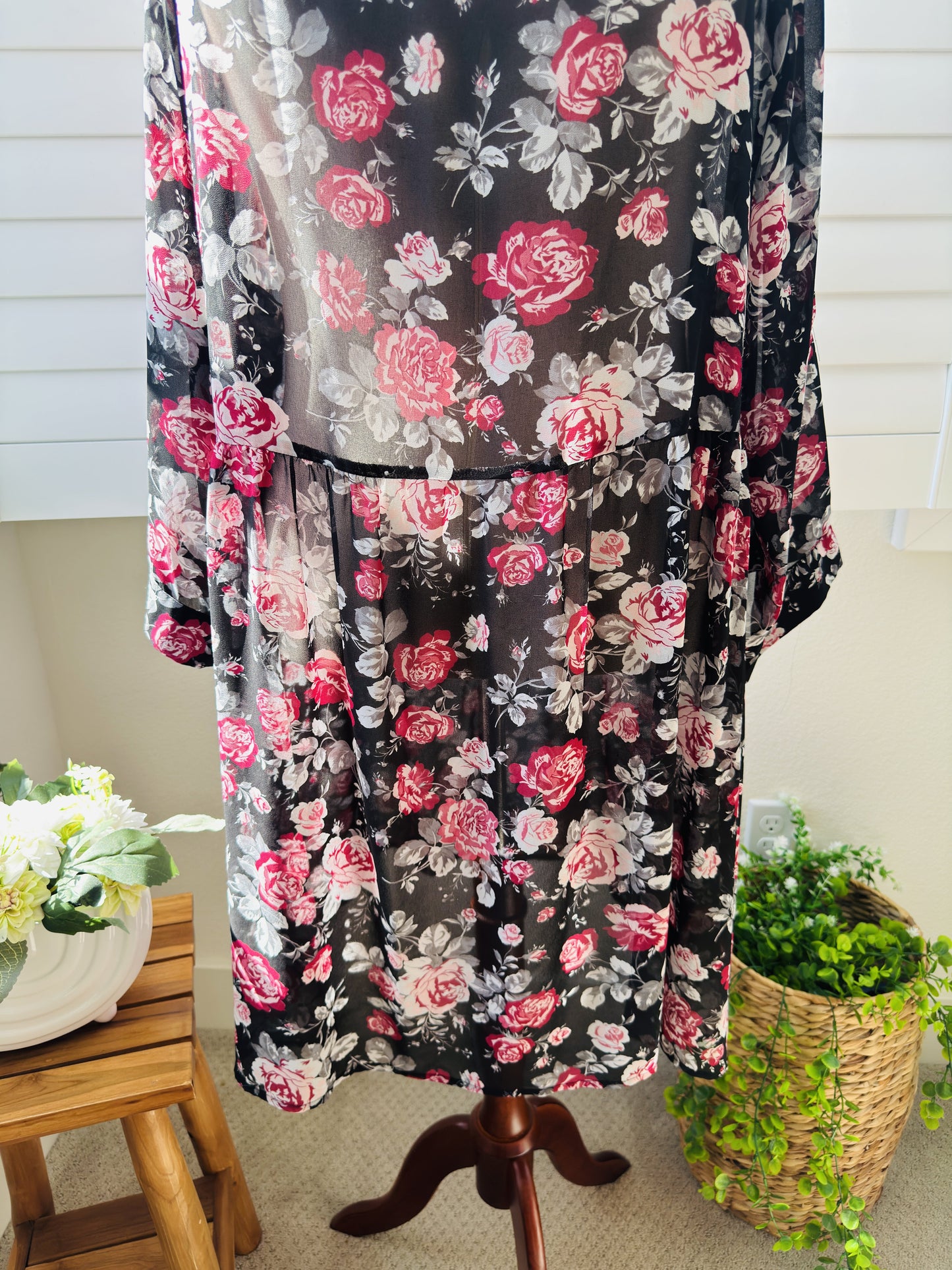 Torrid. Sheer Floral Button-Front Midi Dress/Duster. Size 4