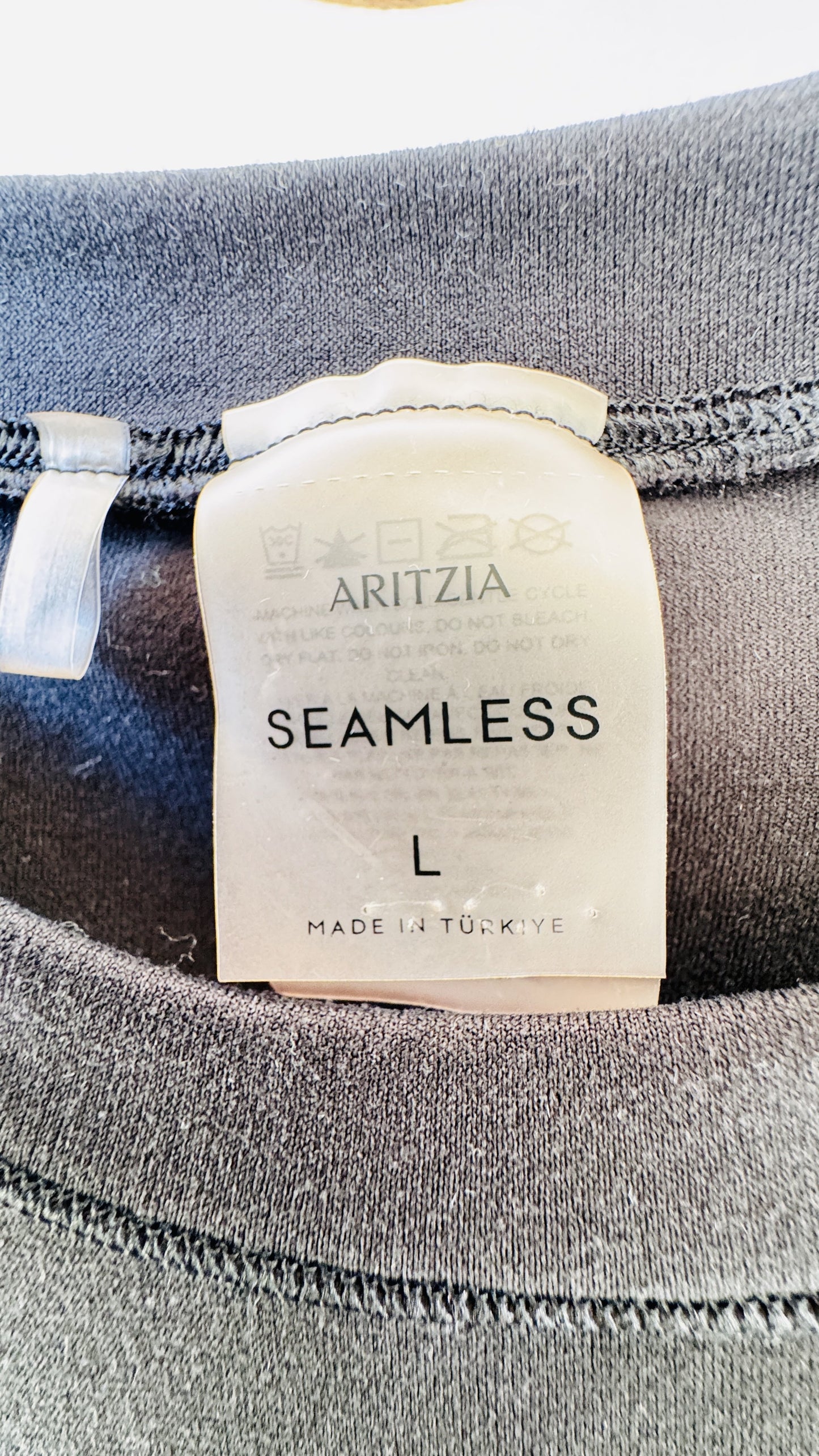 Aritzia Seamless Crewneck Crop Tee Black - Size L