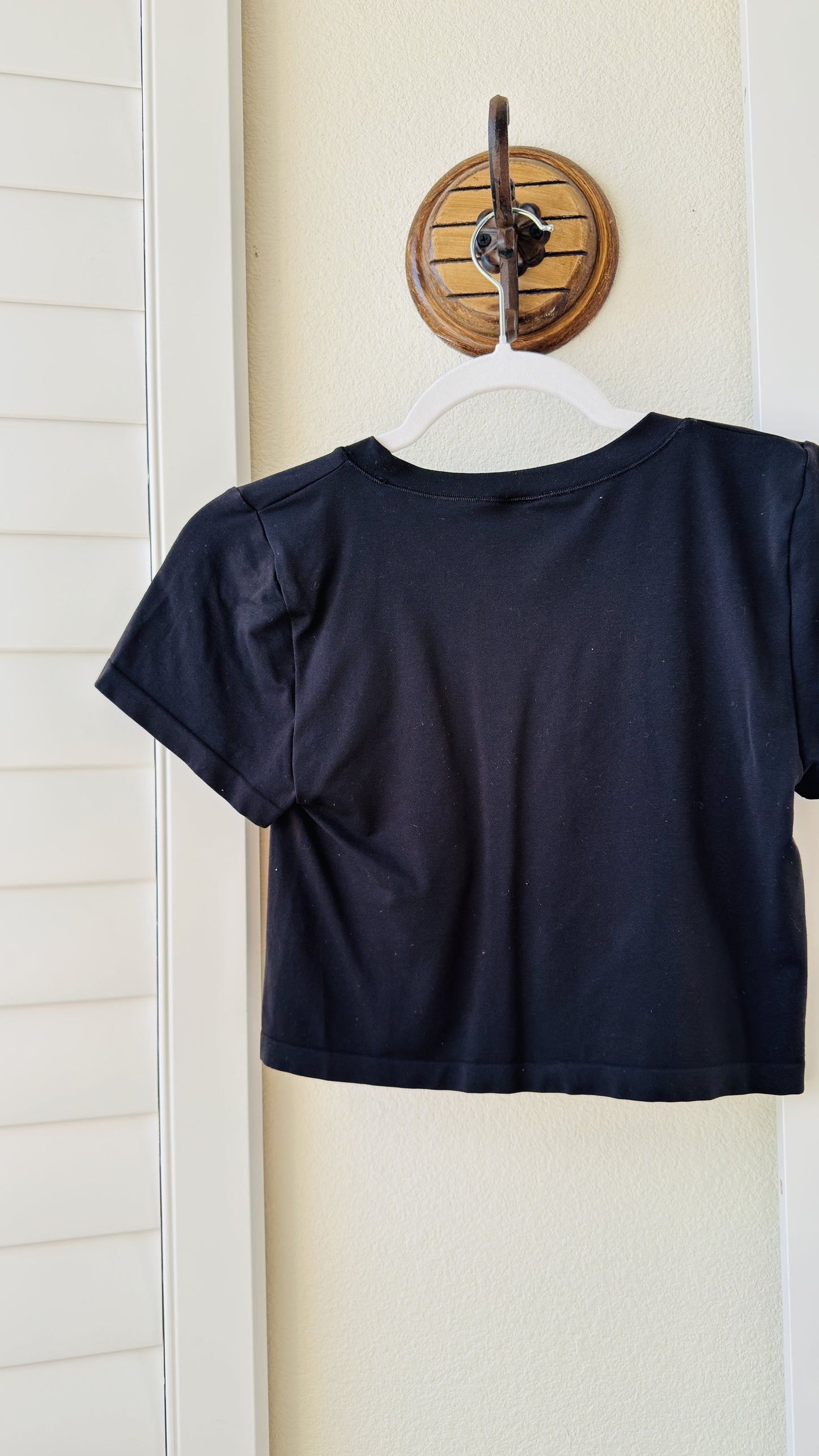 Aritzia Seamless Crewneck Crop Tee Black - Size L