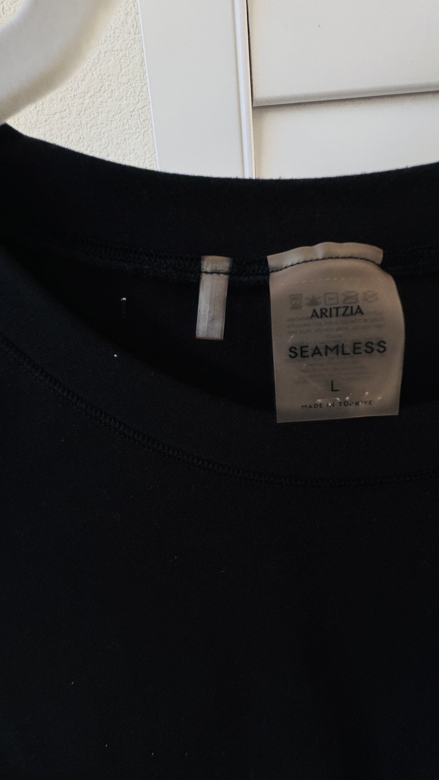 Aritzia Seamless Crewneck Crop Tee Black - Size L