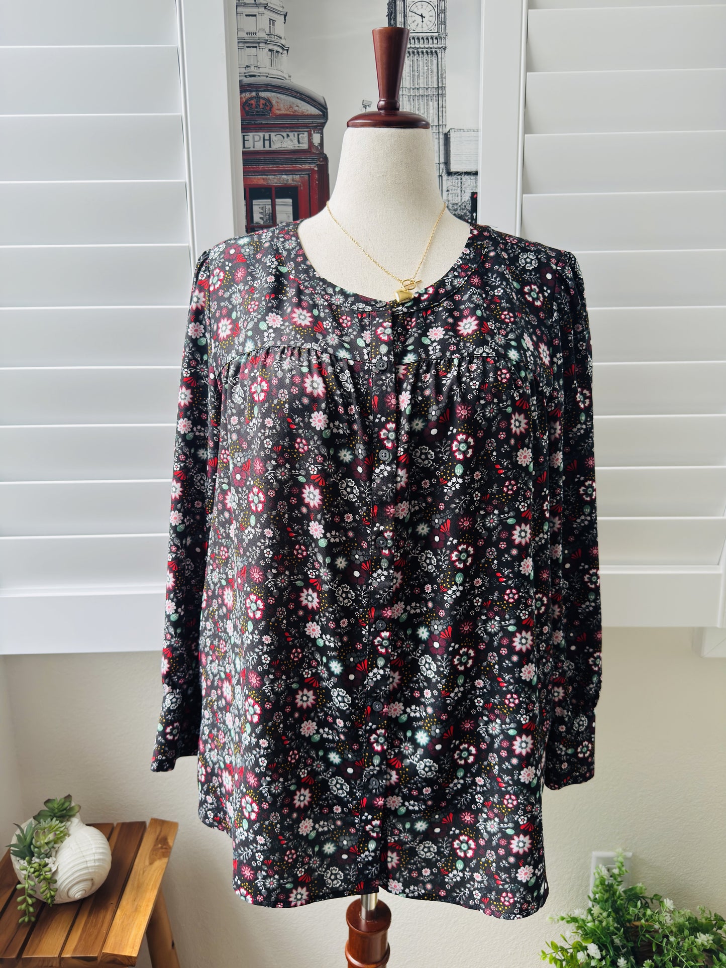 Loft Plus Black Floral Button-Down Long Sleeve Blouse Size 16