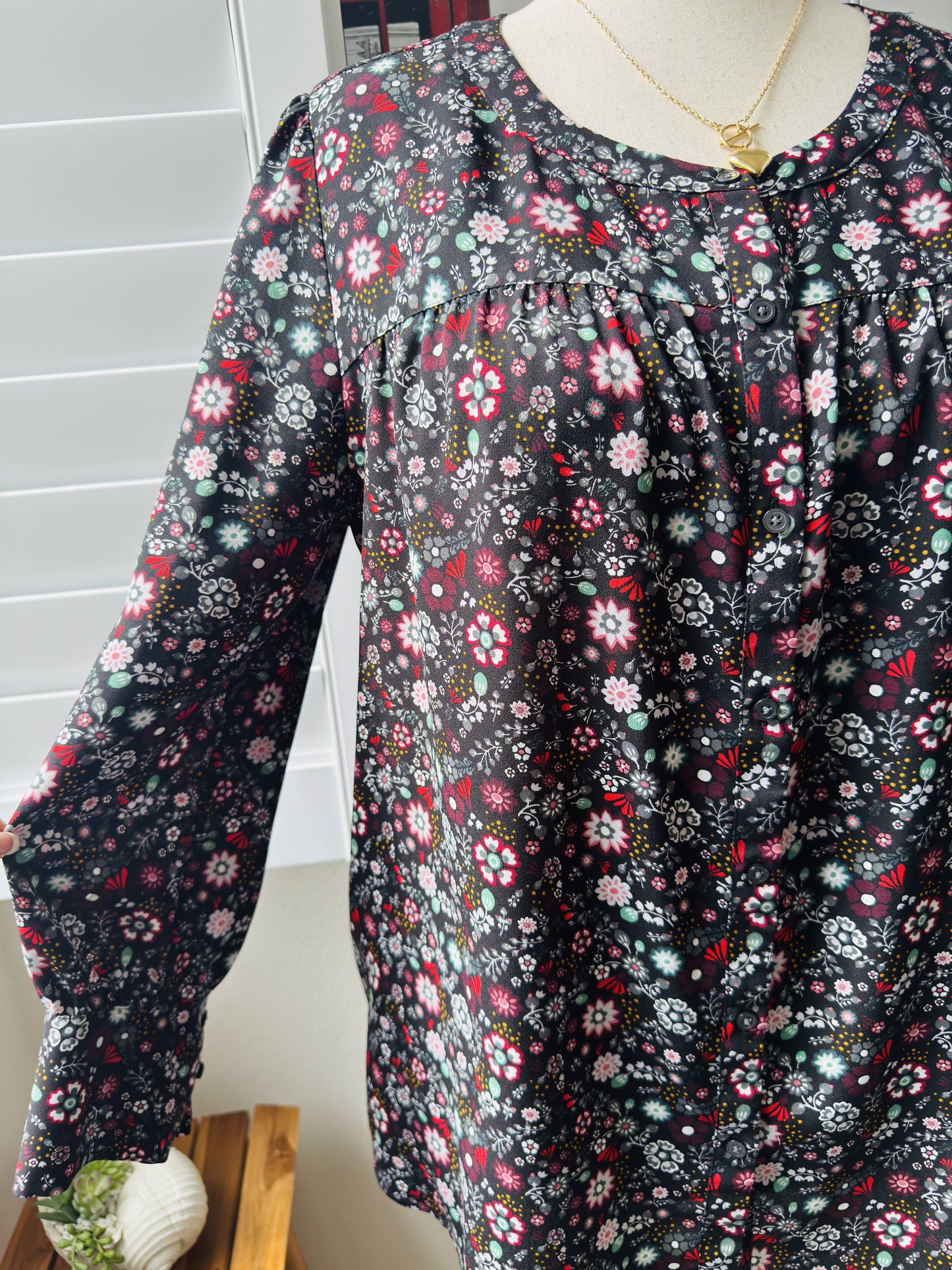 Loft Plus Black Floral Button-Down Long Sleeve Blouse Size 16