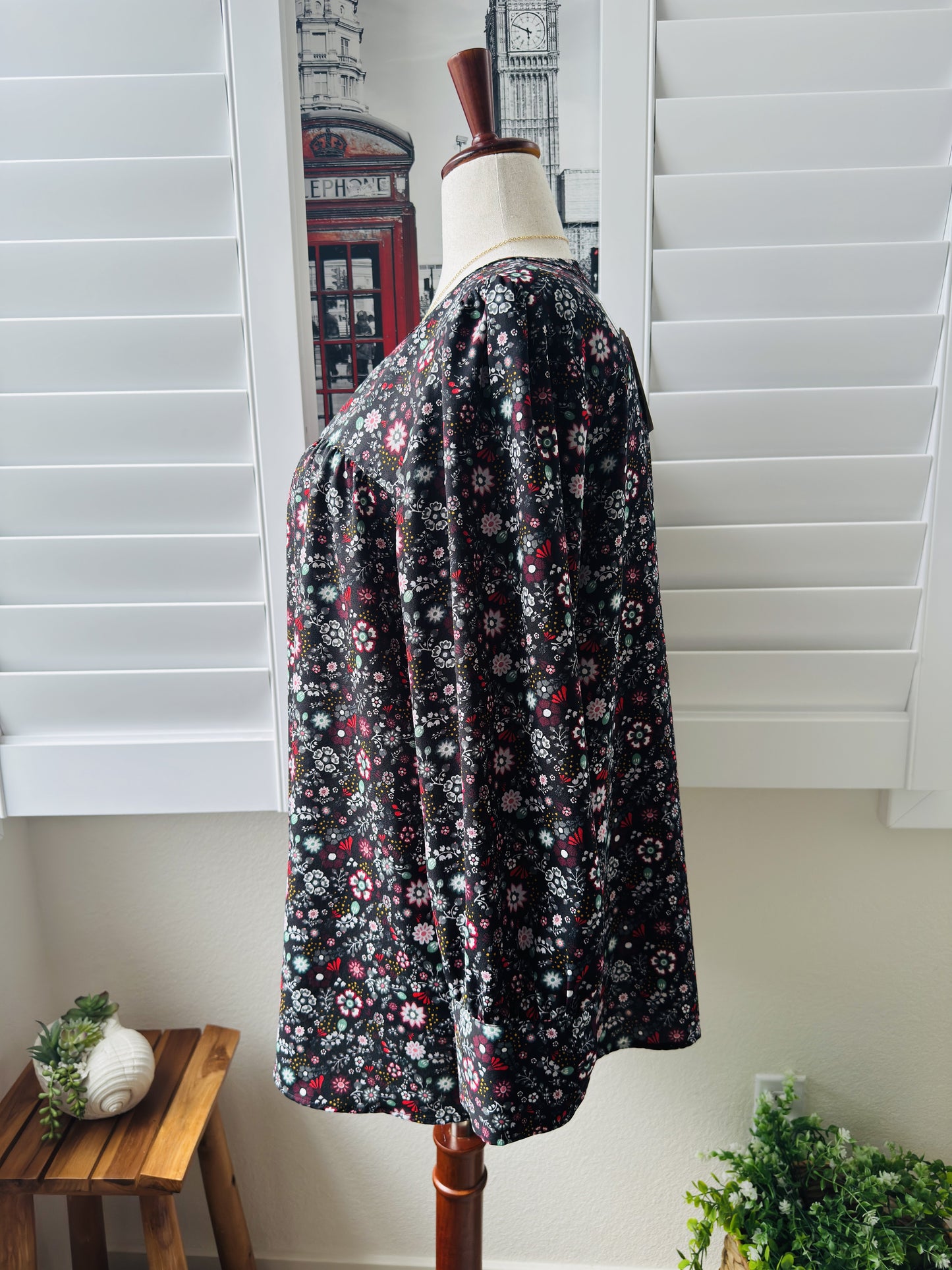 Loft Plus Black Floral Button-Down Long Sleeve Blouse Size 16