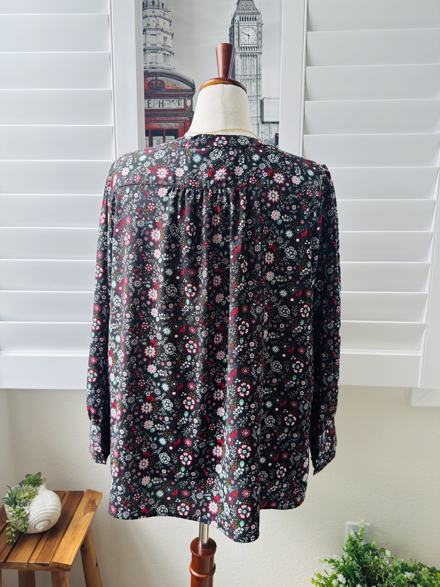 Loft Plus Black Floral Button-Down Long Sleeve Blouse Size 16