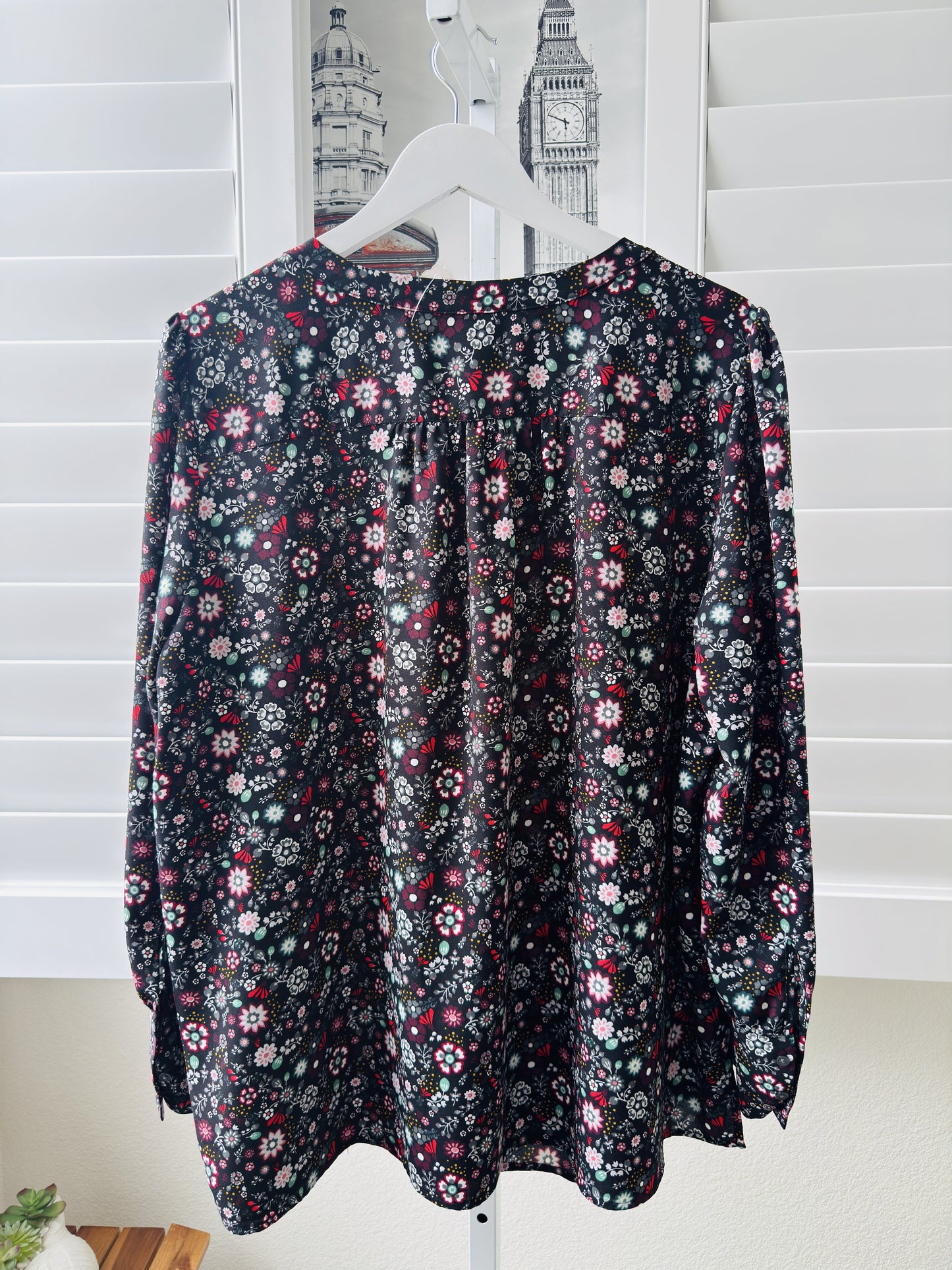 Loft Plus Black Floral Button-Down Long Sleeve Blouse Size 16