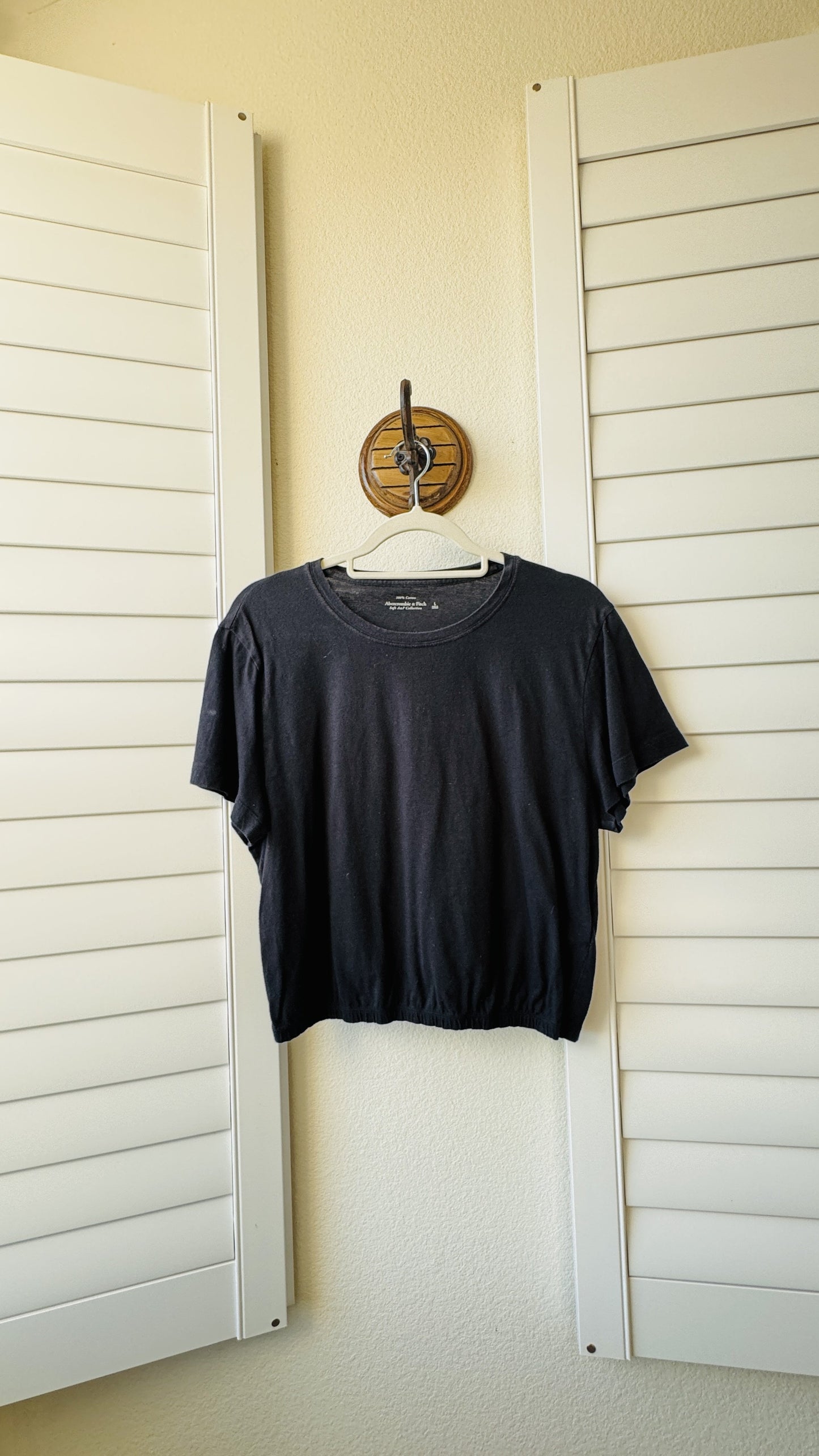 Abercrombie & Fitch Black Cropped Elastic Hem Tee - Size L