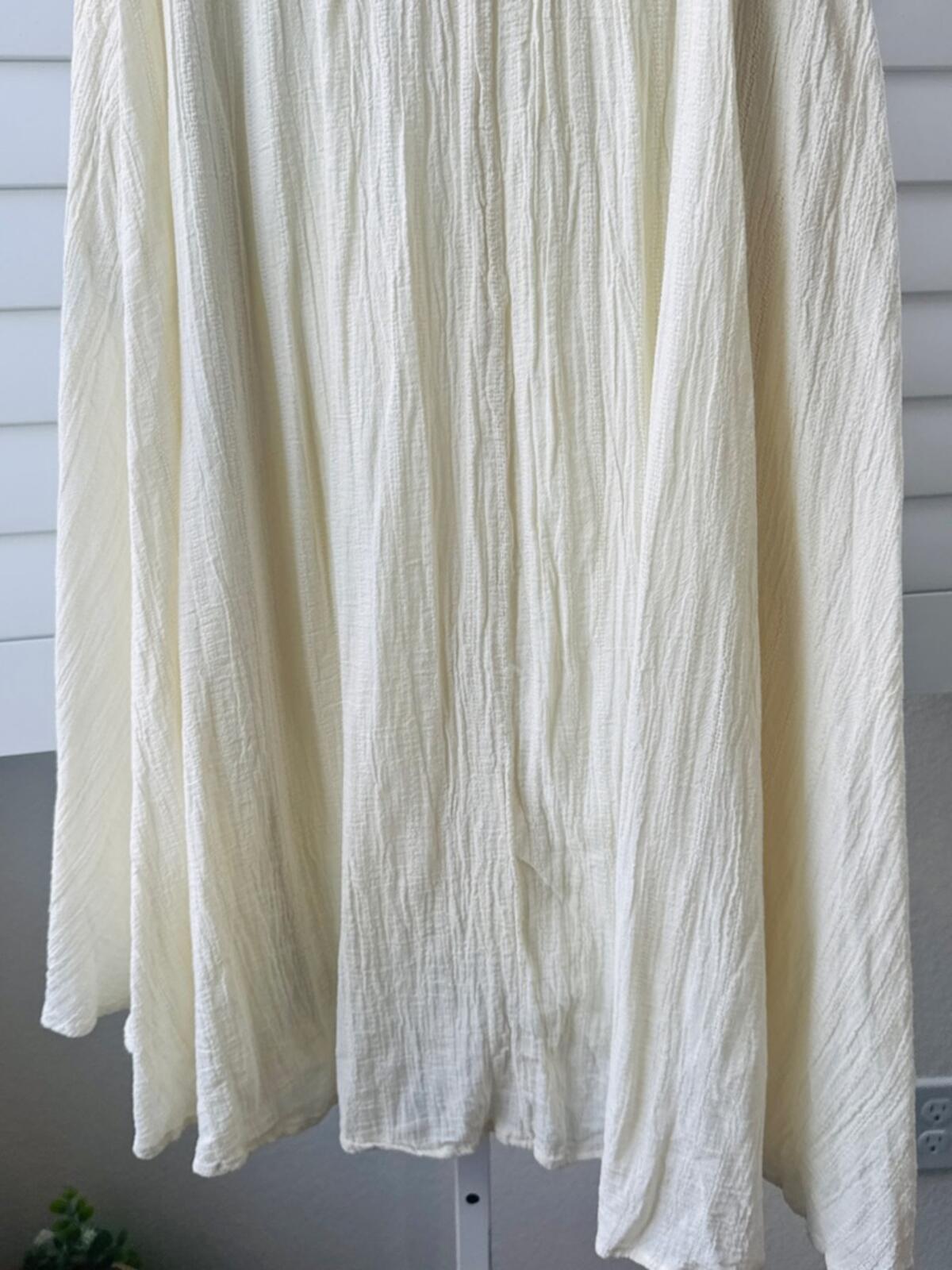 Fashion On Earth. Size S.Cream Button-Front Midi Skirt with Textured Fabric